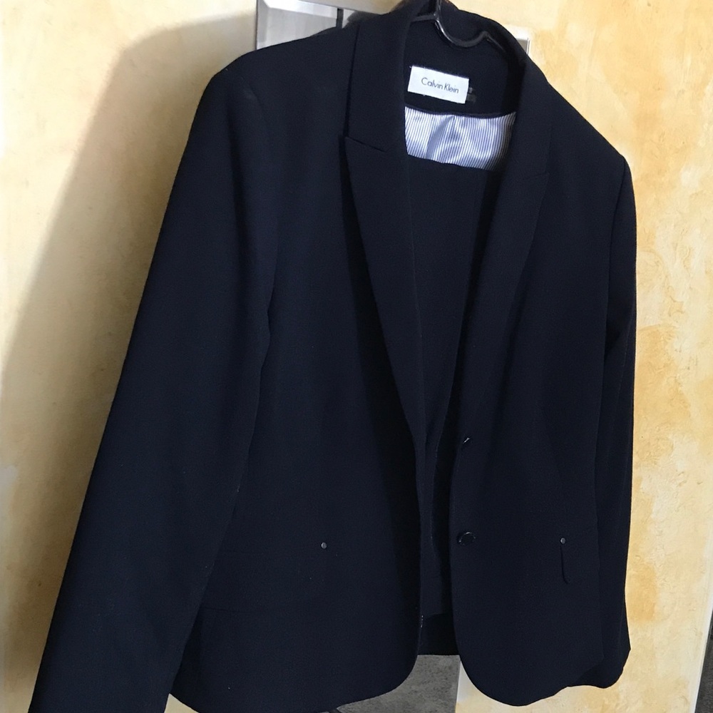 Professional Calvin Klein 2pc Suit. Navy Size 16.